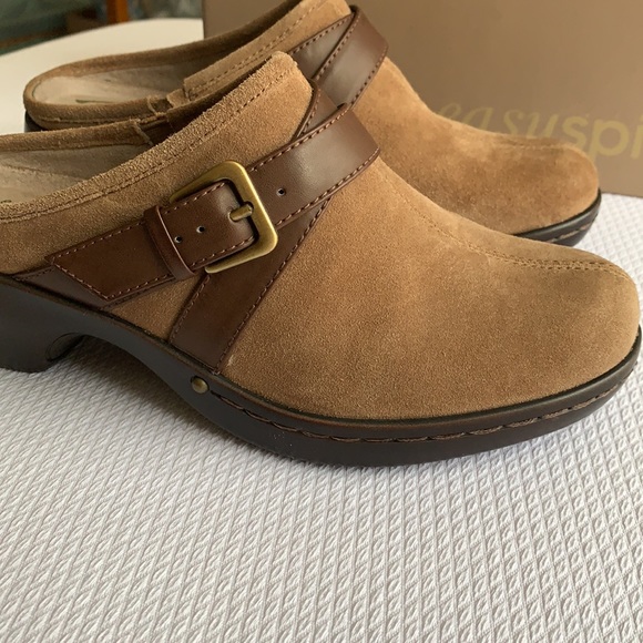 Easy Spirit mules w 2.5” heel - Picture 2 of 9